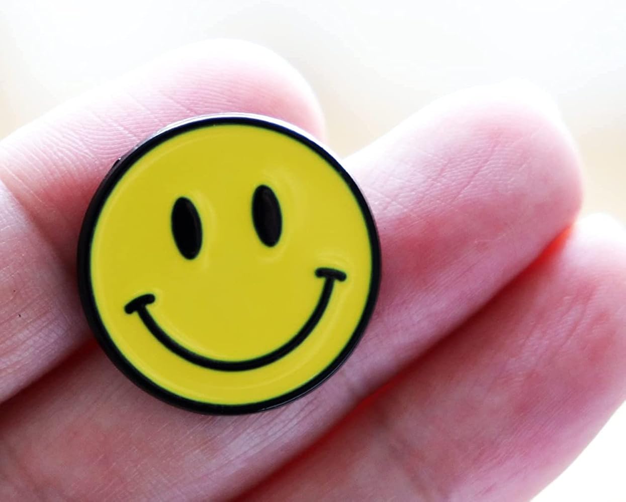 ニコちゃん Amazon.co.jp: スマイルマーク ピンバッジ かわいいニコちゃん 笑顔の